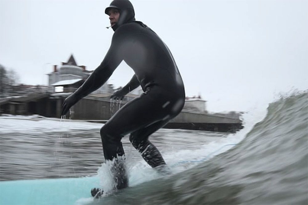 Зимой волны в Калининграде суровее, но интереснее для продвинутых серферов. Фото: Александр Пусько