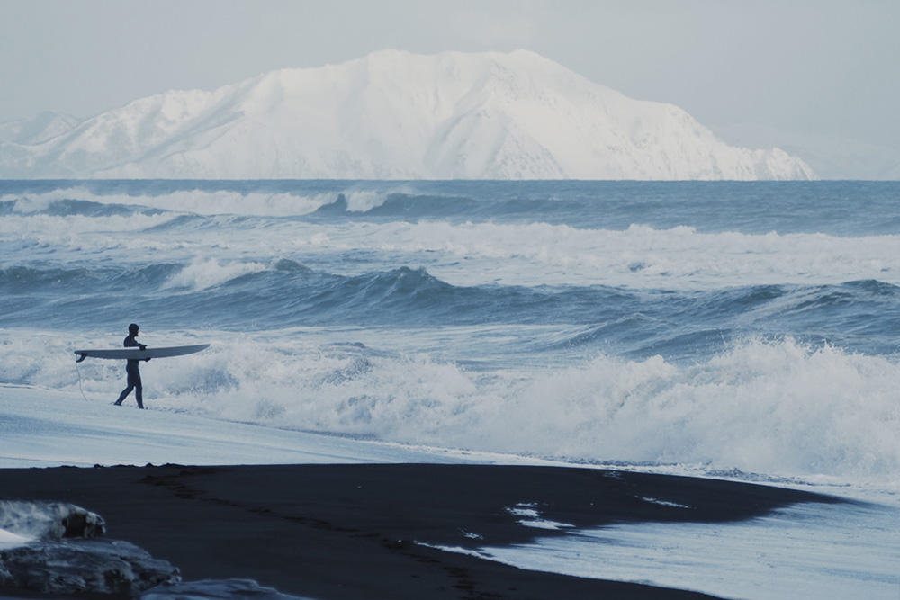 Зимой чаще серфят на Камчатке, но во Владивостоке тоже можно найти незамерзающие бухты. Фото: Анастасия Цуркина