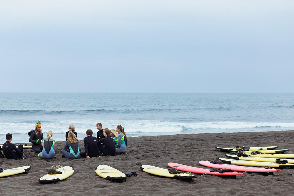 Уроки серфинга начинают с теоретической подготовки на берегу