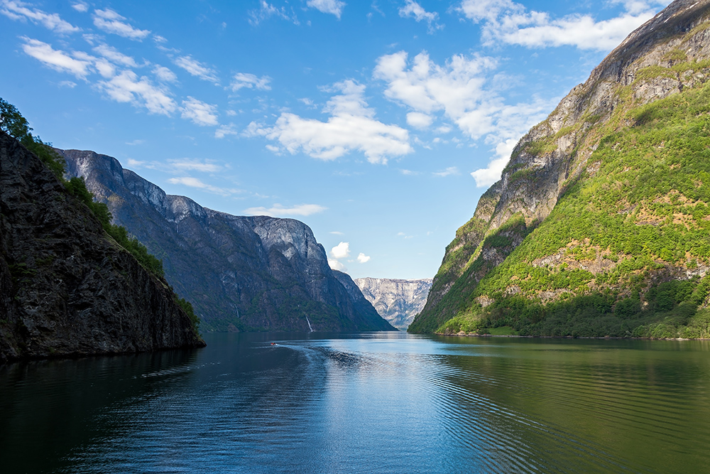 Норвежский Нерей-фьорд. Фото: Wipark Kulnirandorn / Shutterstock