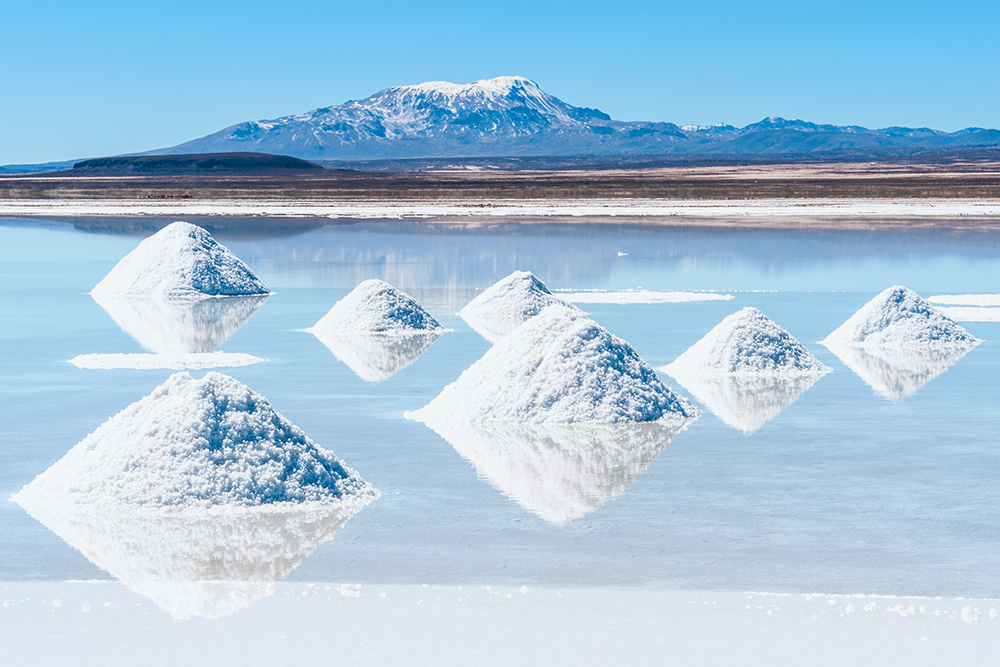 На Саларе добывают соль. Ее собирают вручную, лопатами. Фото: Ksenia Ragozinaк / Shutterstock