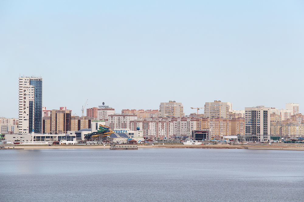 Вид на набережную реки Казанки. В левой части фотографии — аквапарк «Ривьера»