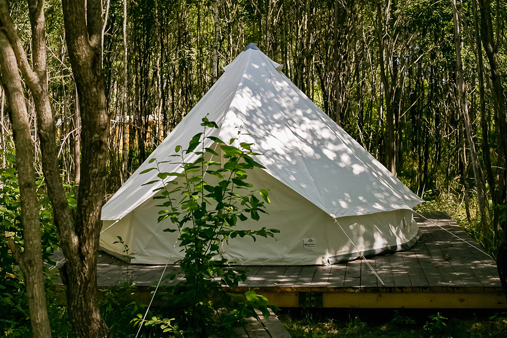 Палатку в кемпинге можно поставить на специальный помост. Источник: сообщество «Никола-Ленивец» во «Вконтакте»