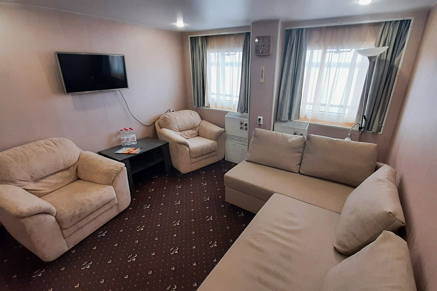 А это гостиная в каюте люкс. Источник: volgawolga.ru