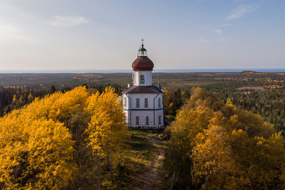 Сегодня старейший и единственный в России действующий храм-маяк продолжает принимать верующих и освещать путь кораблям. Источник: Yakovlev Sergey / Shutterstock