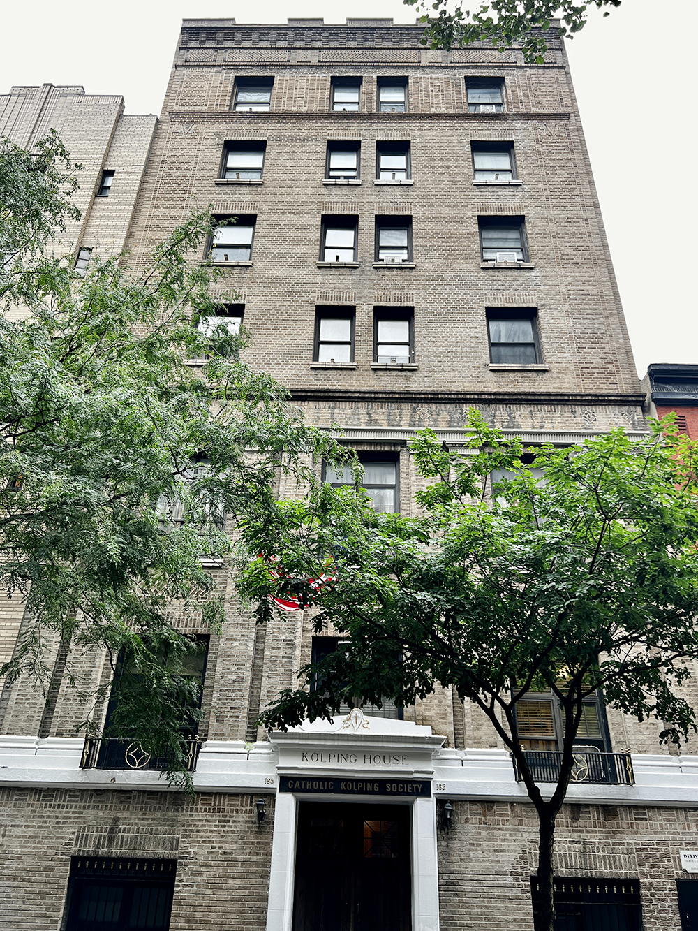 Мое первое долгосрочное жилье в Нью⁠-⁠Йорке находилось на 88⁠-⁠й улице между Лексингтон-авеню и Третьей авеню. Идеальный вариант, чтобы оказаться в самом центре Манхэттена по приемлемой цене