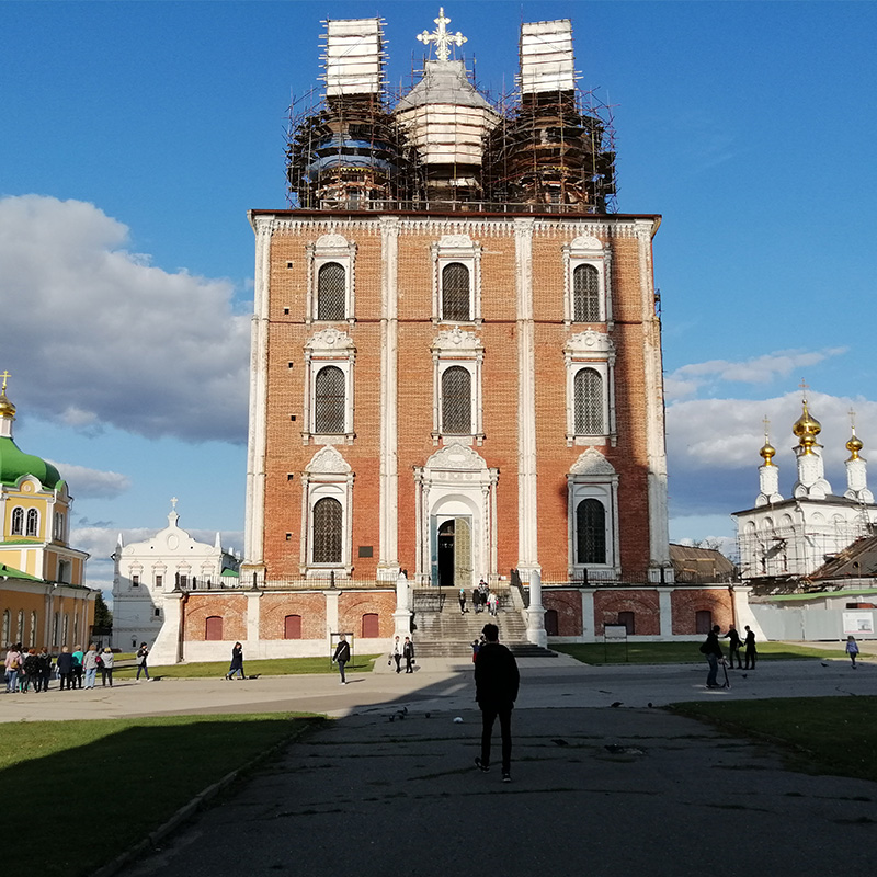 Успенский собор стоит в центре кремля, слева от него Христорождественский собор, справа — Спасский монастырь