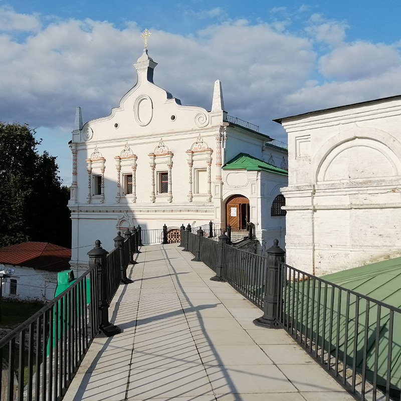 От Успенского собора ко Дворцу Олега ведет дорожка, с которой можно вблизи разглядеть детали отделки здания