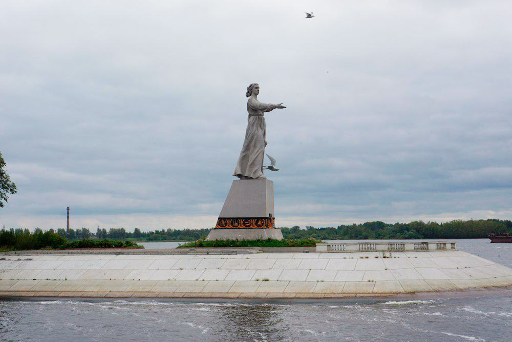 Перед шлюзами всех встречает монумент «Мать-Волга». Одной рукой женщина приветствует проходящие корабли, а другой сжимает свитки чертежей