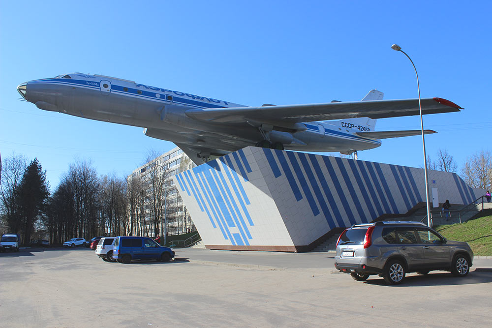 В Рыбинске есть микрорайон моторостроителей с одноименной улицей, на которой уже лет 40 стоит настоящий самолет Ту-104А. В 2016 году «Сатурн» отмечал свое столетие и по этому поводу выделил бюджет, чтобы отремонтировать памятник
