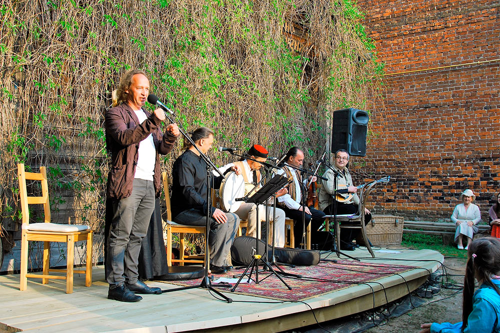 Митя Кузнецов с сербской группой «Бело Платно» на своем усадебнике. Фото Юлии Галанцевой