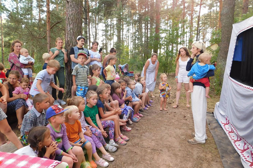 Моя подруга Настя Макарова регулярно проводит музыкальные утренники, а прошлым летом вместе с другими мамами-энтузиастами организовала семейный фестиваль