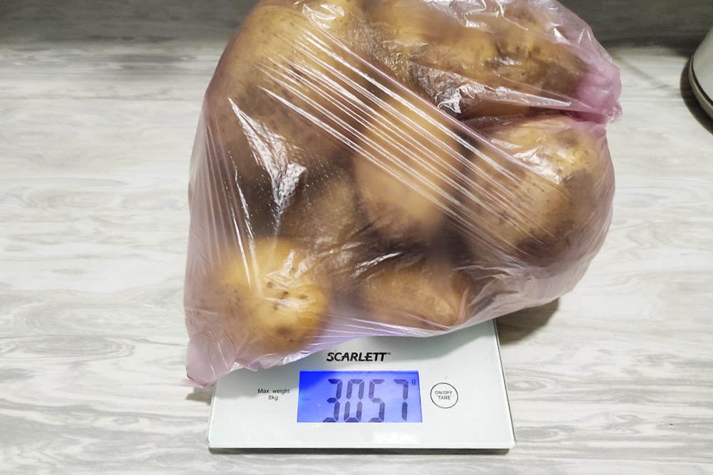 Продавщица сказала, что в пакете 3 кг картофеля. Его оказалось чуть больше — 3,057 кг. Значит, он стоил 152,85 ₽