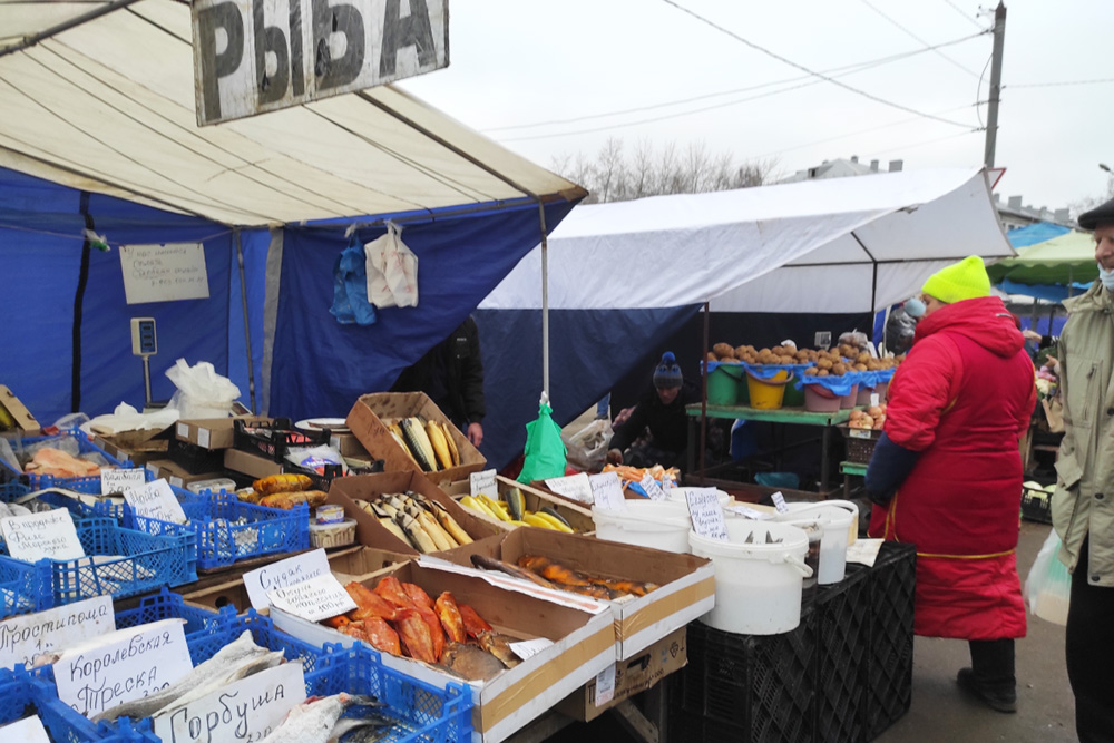 Большинство продавцов на Московском рынке ставят на товары ценники. Например, эта продавщица даже описала каждый вид рыбы. Это удобно: не нужно каждый раз спрашивать, что это за рыба и сколько она стоит