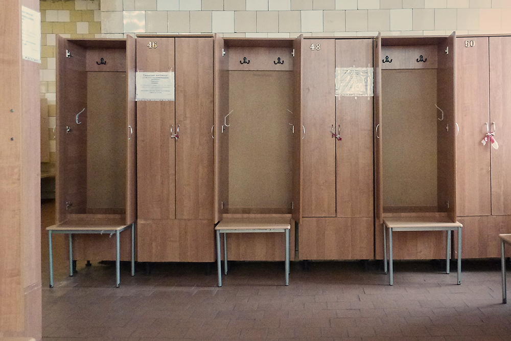 Раздевалка со шкафчиками в банном комплексе «Нептун». Здесь все попроще — советский ремонт и нет магнитных замков