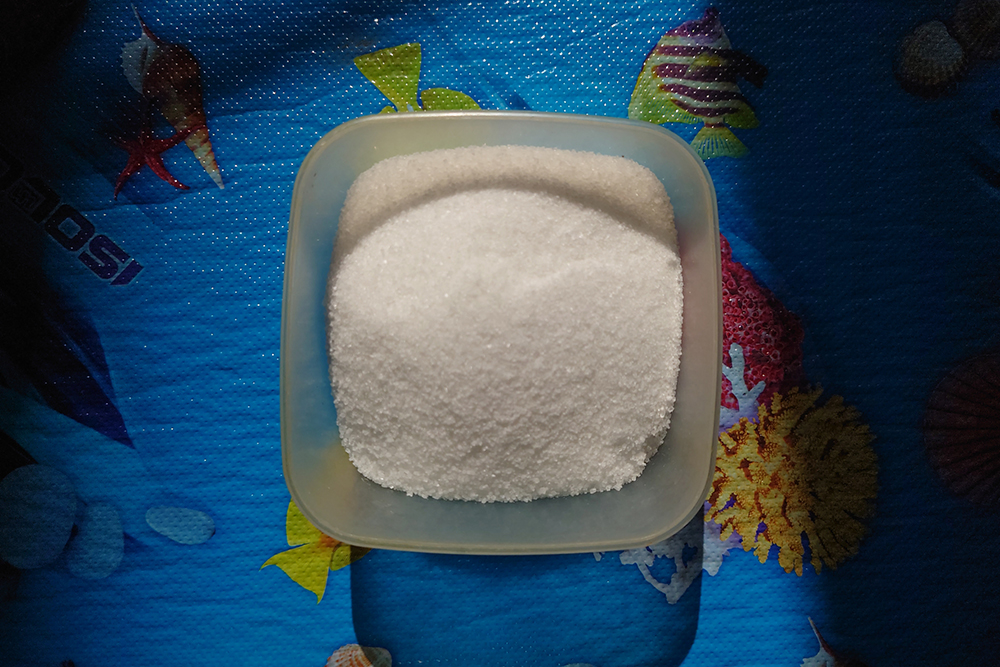 Мой любимый ароматизатор — морская пищевая соль из супермаркета, стоит меньше 100 ₽. Продается в картонной упаковке, которая в бане намокает и деформируется, поэтому я пересыпаю соль в пластиковый контейнер и беру с собой