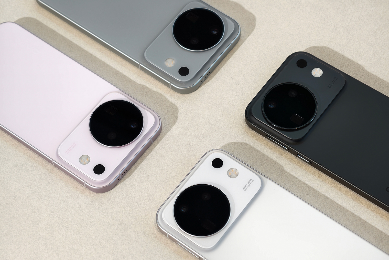 Vivo X500 во всех четырех цветах
