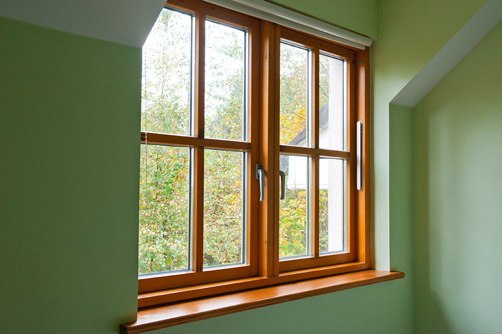 Цена деревянного стеклопакета зависит от конструкции окна, производителя и вида древесины. Фото: CTatiana / Shutterstock