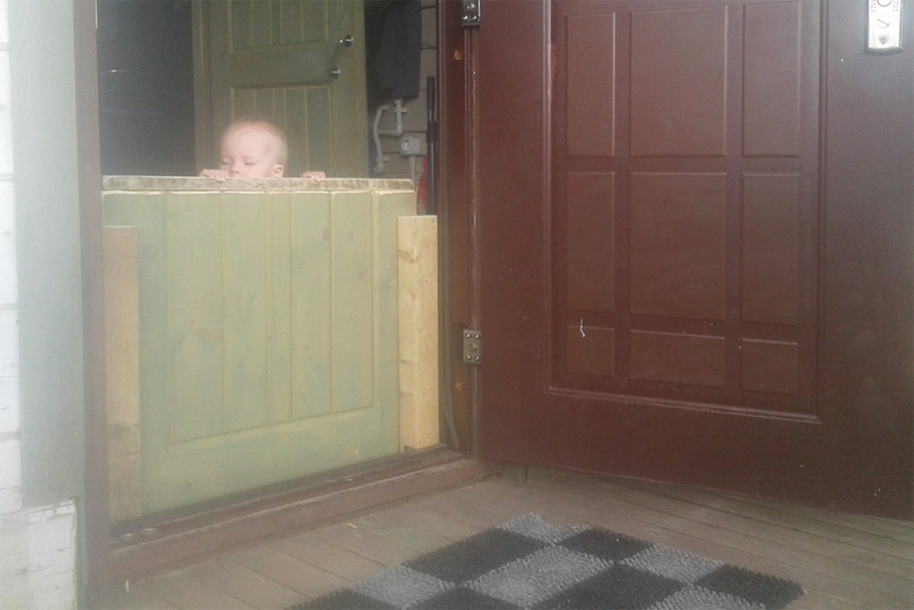 Детская загородка из старой межкомнатной двери в частном доме
