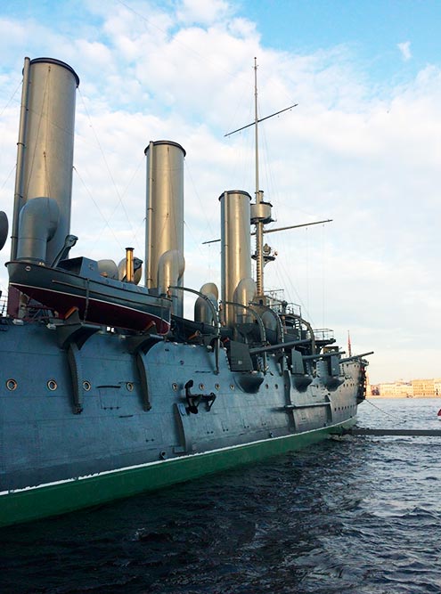Крейсер «Аврора» готовили ко Дню ВМФ: тщательно подкрашивали и прибирали