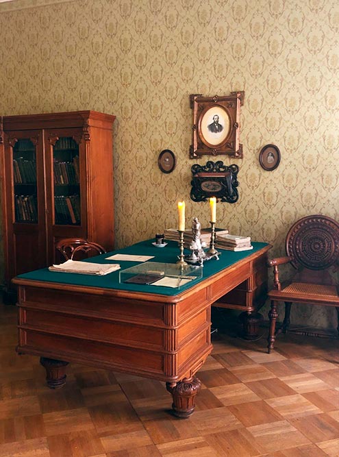 За этим столом работал Достоевский