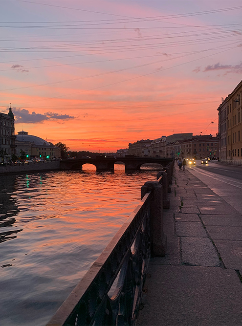 В июне в Санкт-Петербурге стоят белые ночи, а около 23 часов были яркие закаты