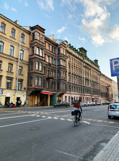 Улица Жуковского с красивой архитектурой и множеством баров расположена в 10 минутах от Невского проспекта