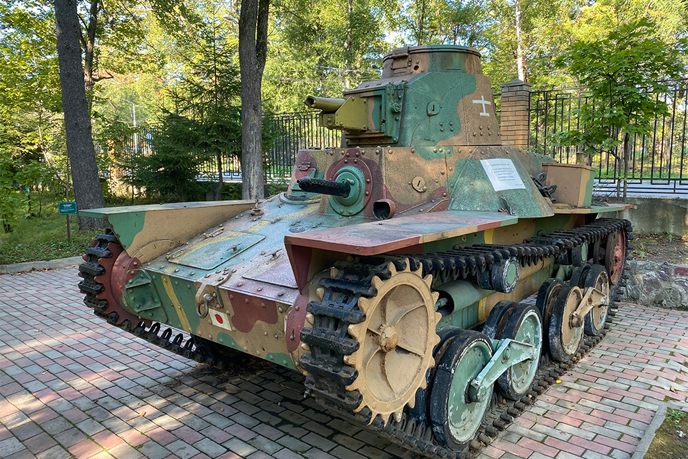 Японский танк во внутреннем дворе. Музей под открытым небом можно посетить бесплатно