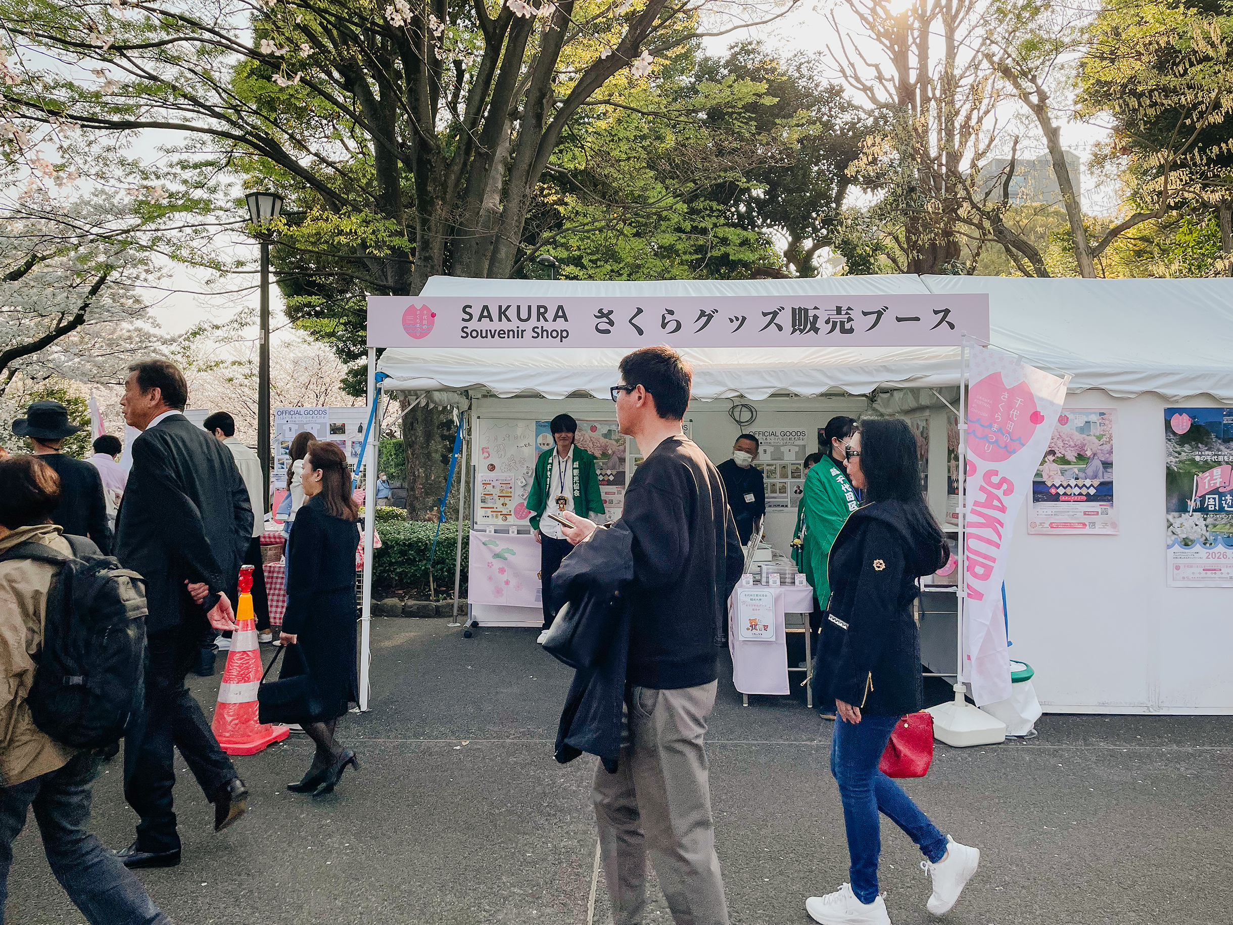 В сувенирной лавке продают соль для ванны, открытки, полотенца