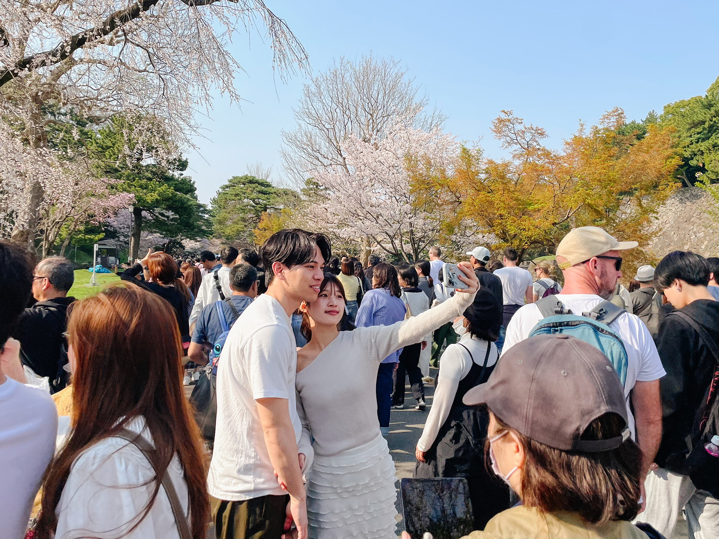 Людей много, но не так, как в Chidori-ga-fuchi Green Way