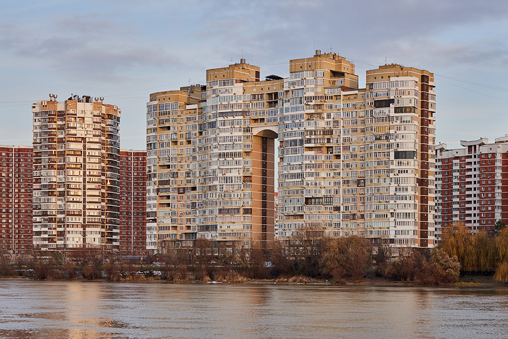 Жилой комплекс «Новый город» на берегу излучины реки Кубань. Источник: Sergey Denisenko / Shutterstock