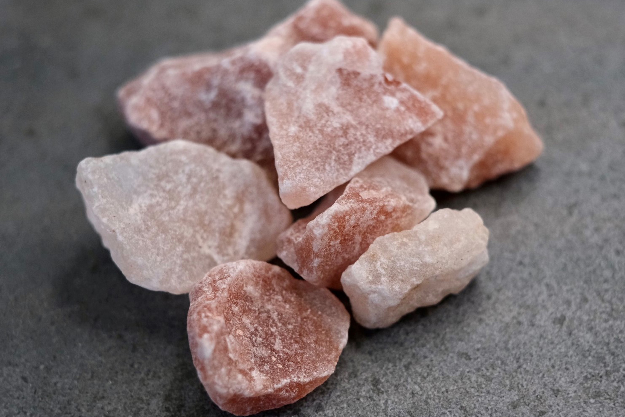 Крупная каменная соль из Пакистана, она же гималайская розовая. Фото: Vanilla Lab