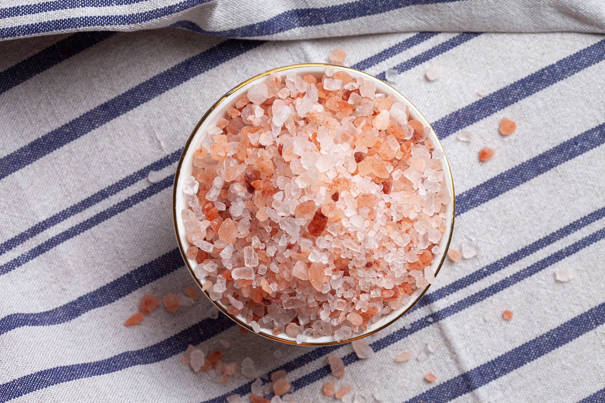 В магазинах обычно продается более мелкая гималайская соль. Упаковка весом 500 г обойдется в 110 ₽. Фото: OKcamera / Shutterstock