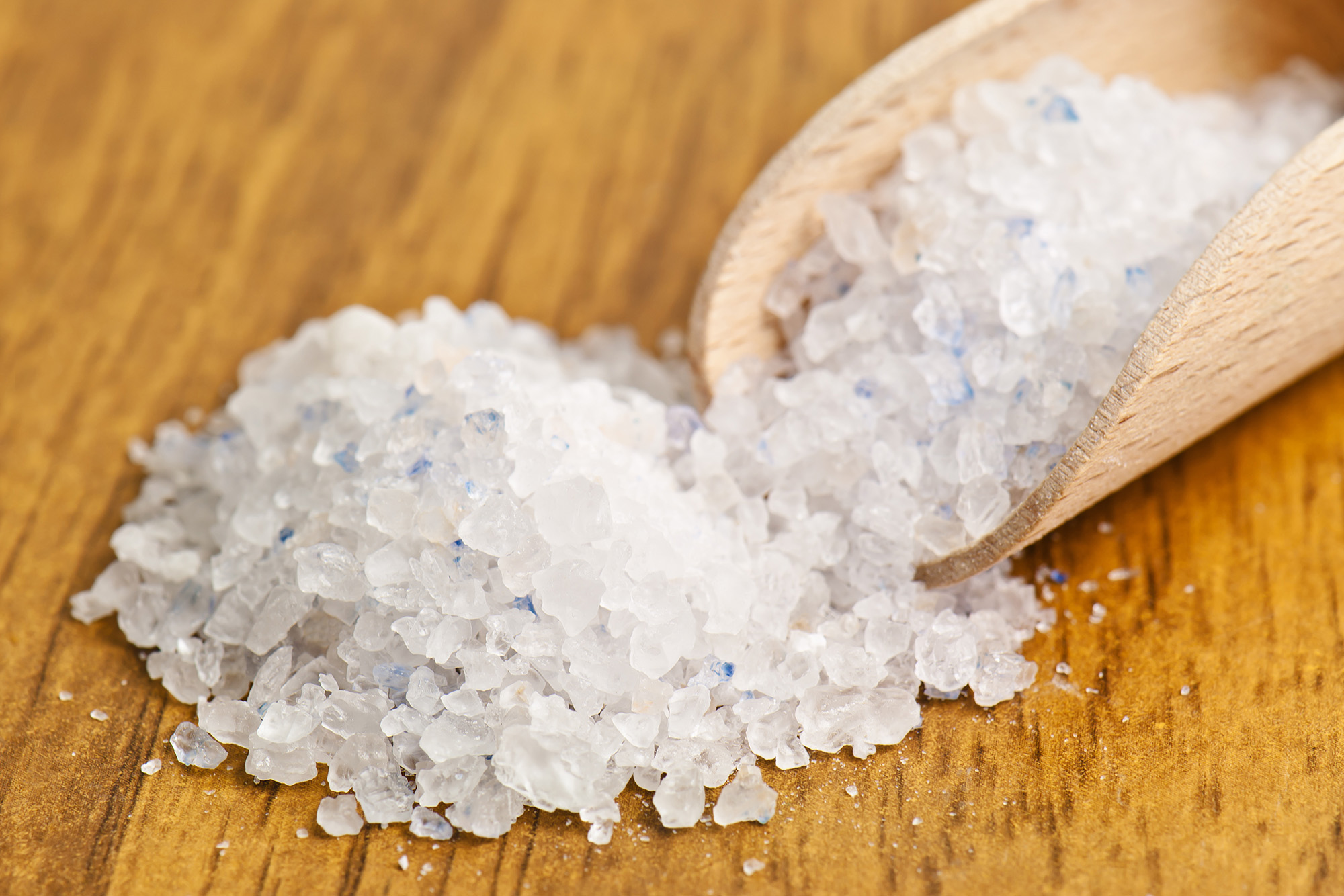 Персидская соль не полностью окрашена в голубой цвет, а имеет лишь небольшие вкрапления. Упаковку такой соли весом 250 г можно купить за 1490 ₽. Фото: Vova Shevchuk / Shutterstock