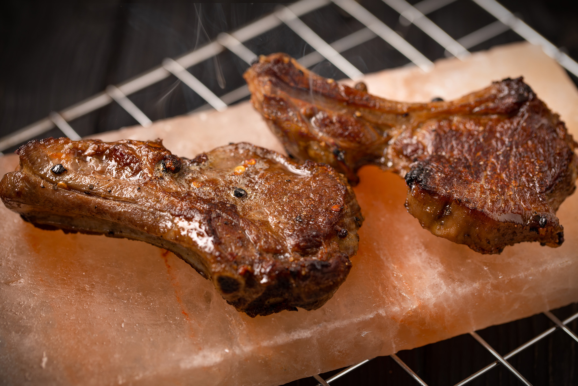 Так жарят мясо на солевой плитке. Источник: Keeber / Shutterstock