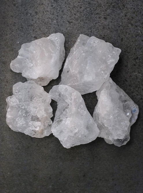 Очень крупная пакистанская соль халит. Это прозрачная каменная соль без примесей в форме кристаллов размером 2⁠—⁠5 см. Фото: Vanilla Lab