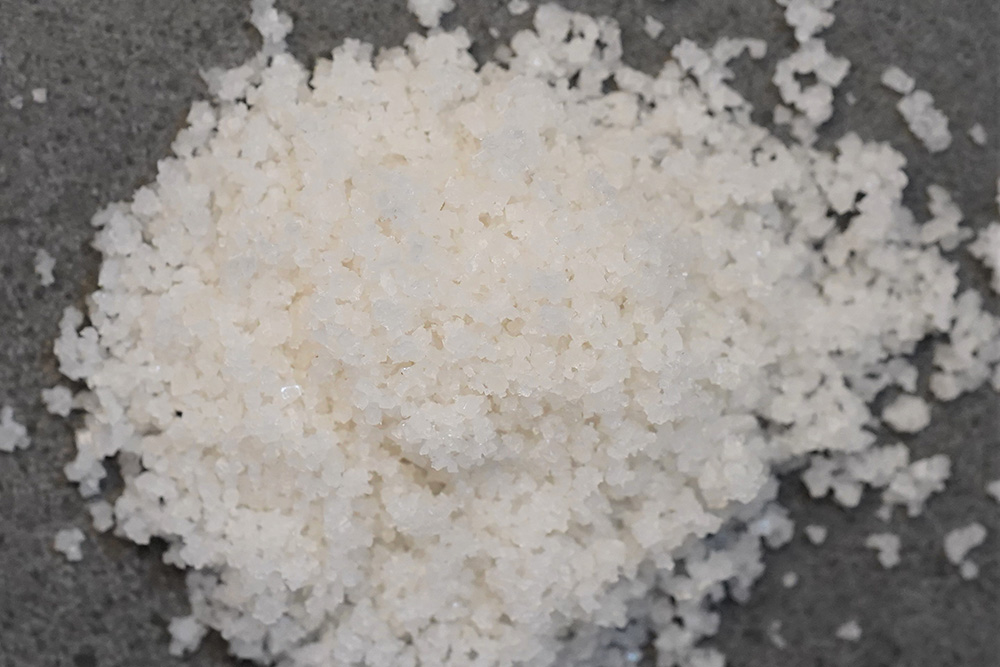 Балийская соль в виде маленьких пирамидок высотой до 2 мм. Цена за 100 г — 350 ₽. Фото: Vanilla Lab
