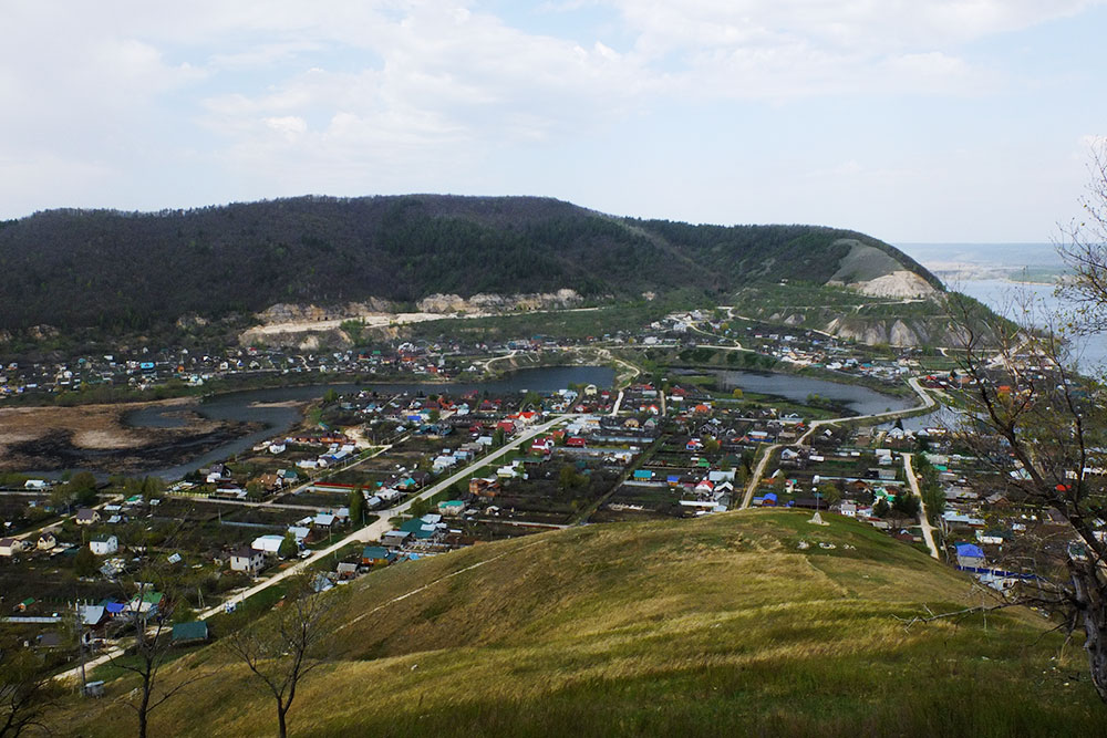 Вид на Ширяево с Монастырской горы. Белые участки на противоположной горе — штольни, в которых добывали известняк