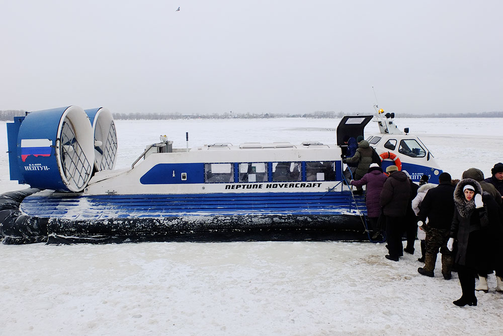 Зимой в Рождествено пассажиров перевозит судно на воздушной подушке. Прокатиться на нем по льду — отдельное развлечение