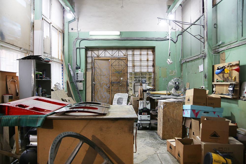 Производственное помещение состоит из цеха с оборудованием и двух складов для деталей