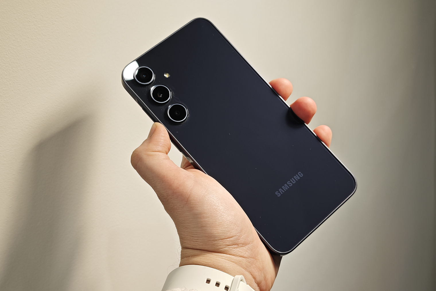 Это Galaxy A35. Его легко спутать с Galaxy A55: смартфоны очень похожи, но у младшей модели рамка из пластика, а не из алюминия. Фотография: Александр Герасимов