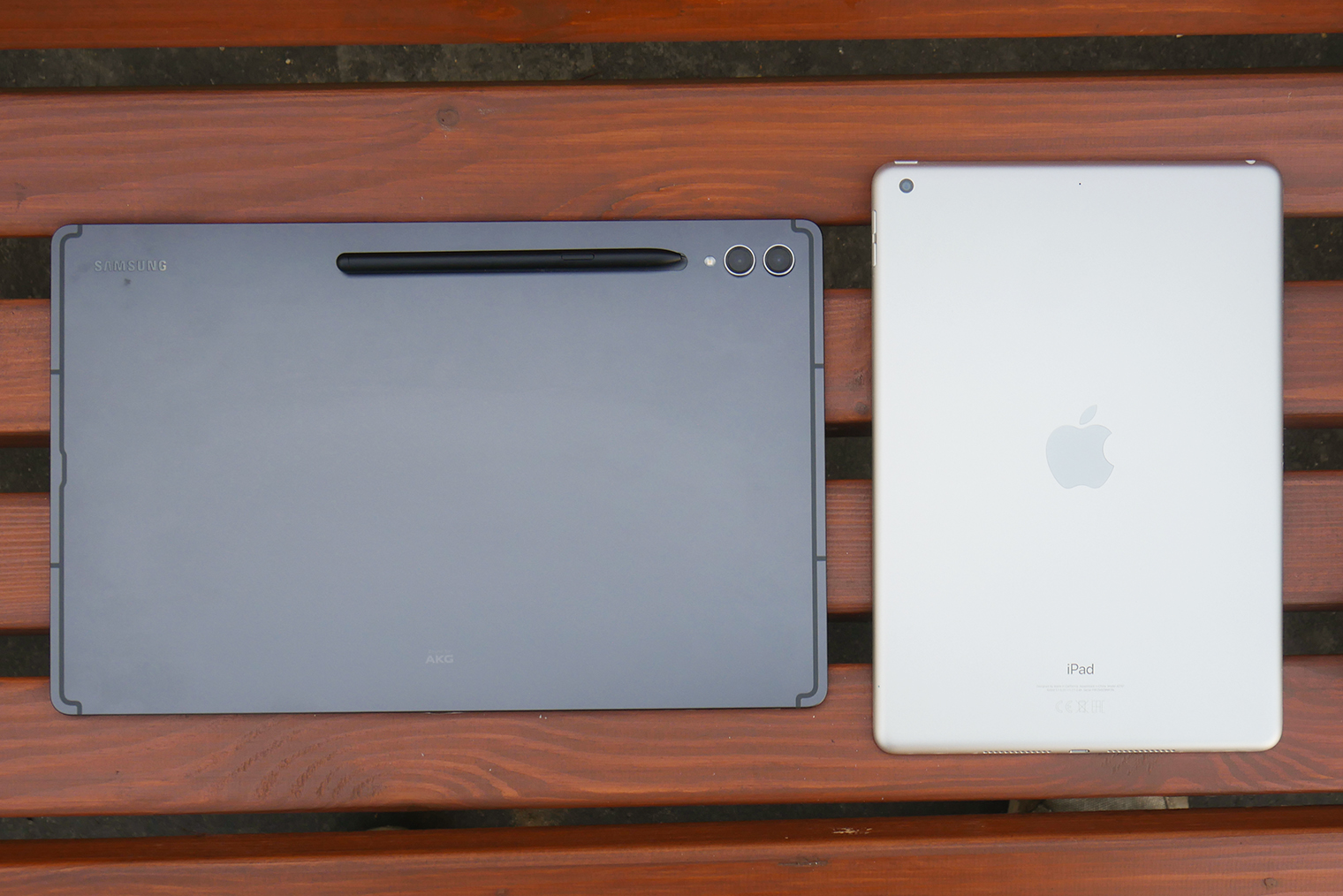 Слева — Galaxy Tab S9 Ultra, справа — iPad 10.2. Планшет Apple кажется маленьким, хотя на деле даже его не всегда хочется лишний раз таскать с собой