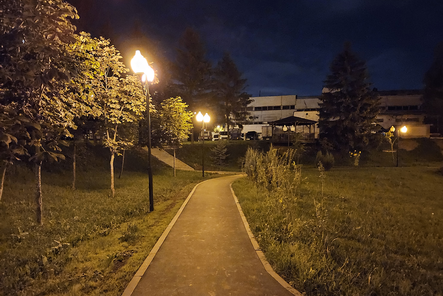 Вечерние фото не хочется выкладывать в соцсети: фонари пересвечены, мелкие детали вроде травы или листвы теряют четкость
