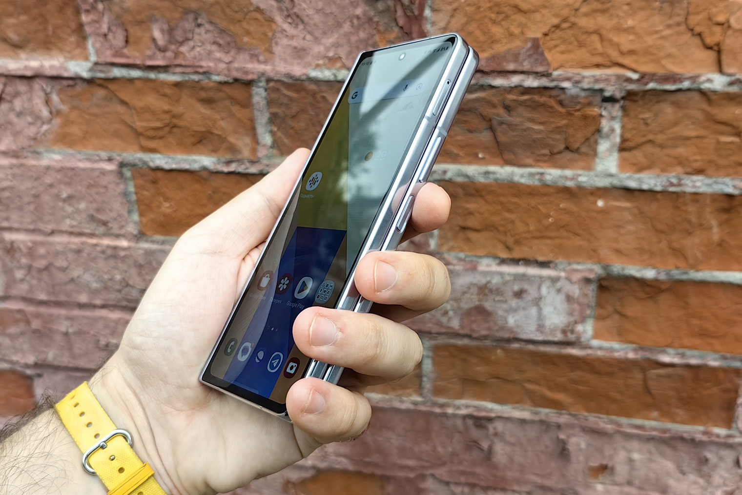 В закрытом виде смартфон толстый, но узкий — до сканера отпечатков легко дотянуться любой рукой
