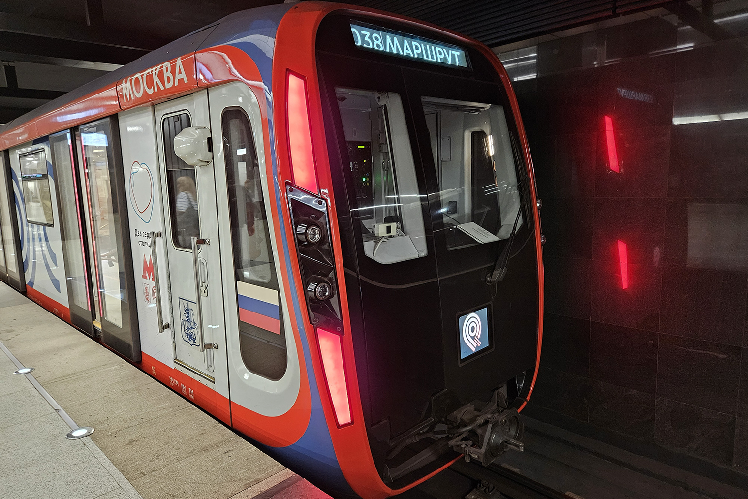 Поезд метро на Fold 5 выглядит неплохо, но черный цвет на фото недостаточно глубокий, а красные фонари получились малиновыми