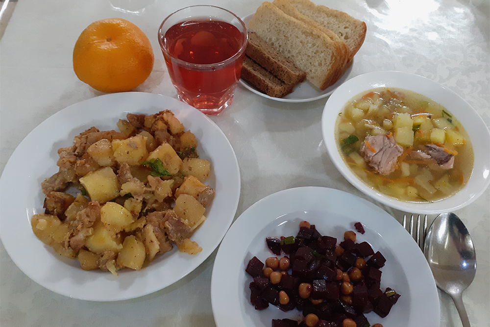 Обед: суп овощной, салат из свеклы, жаркое со свининой, компот и фрукт