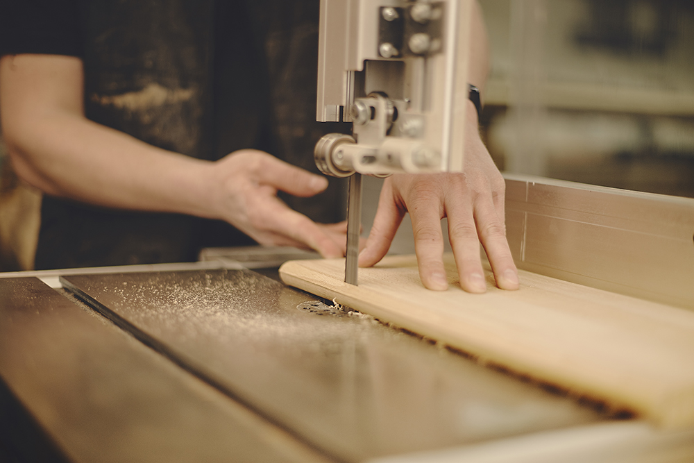 Распиливаем деревянные доски на рейки — делаем заготовки для сапа