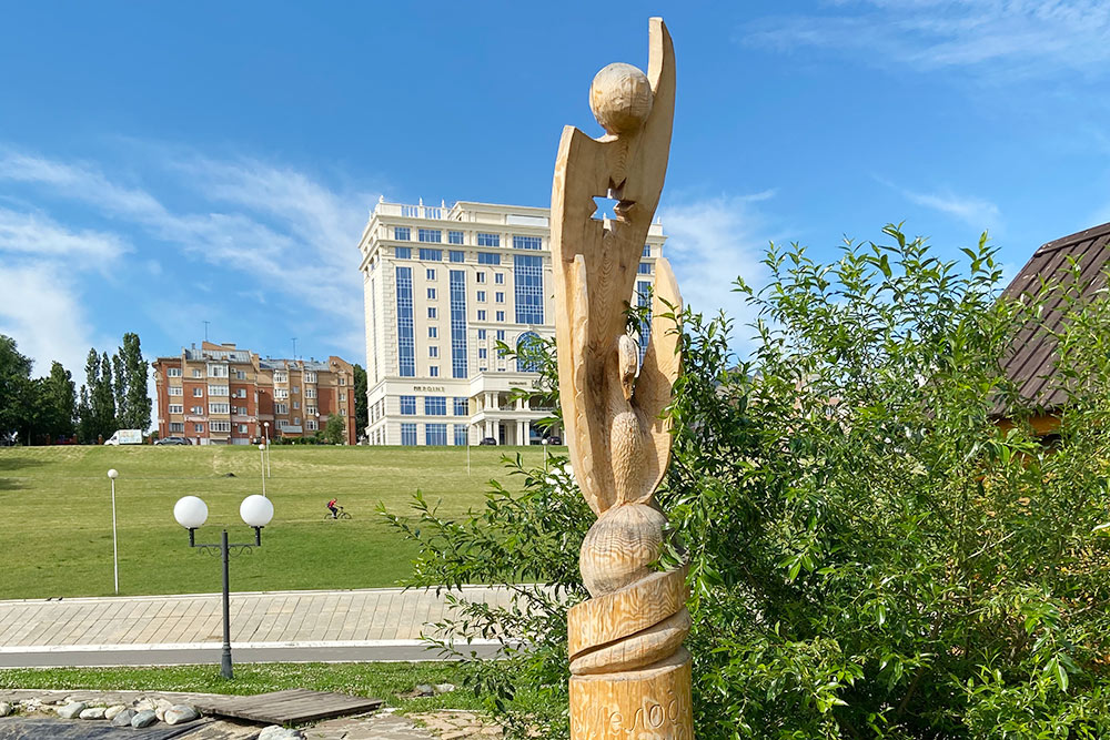 Деревянная скульптура священной птицы Иненармунь — одного из символов чемпионата мира по футболу 2018 года