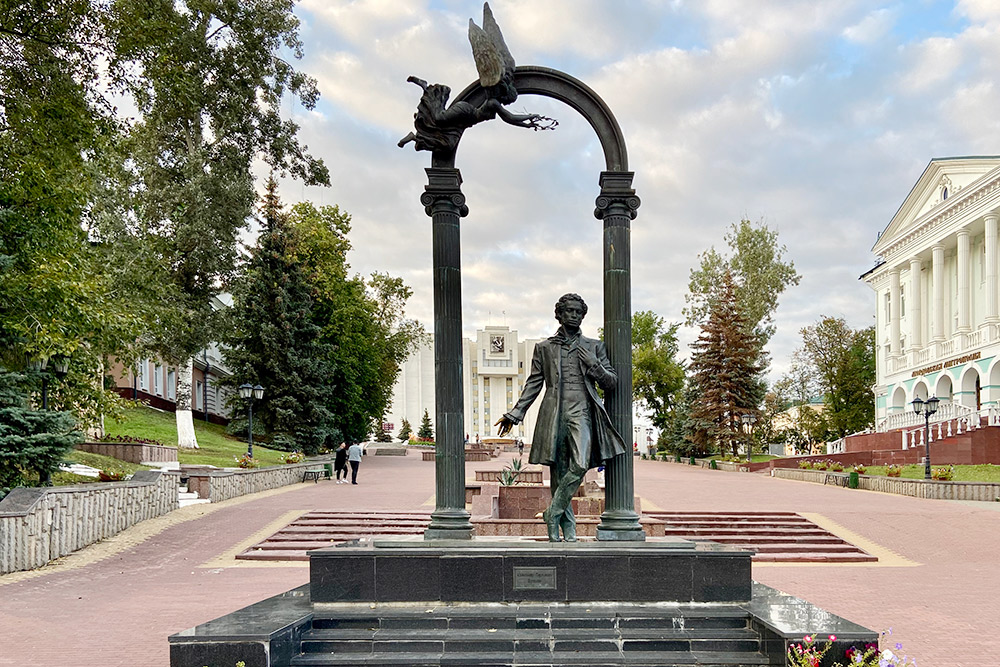У памятника Пушкину на Фонтанном спуске тоже загадывают желания. Для этого надо потереть правую руку поэта