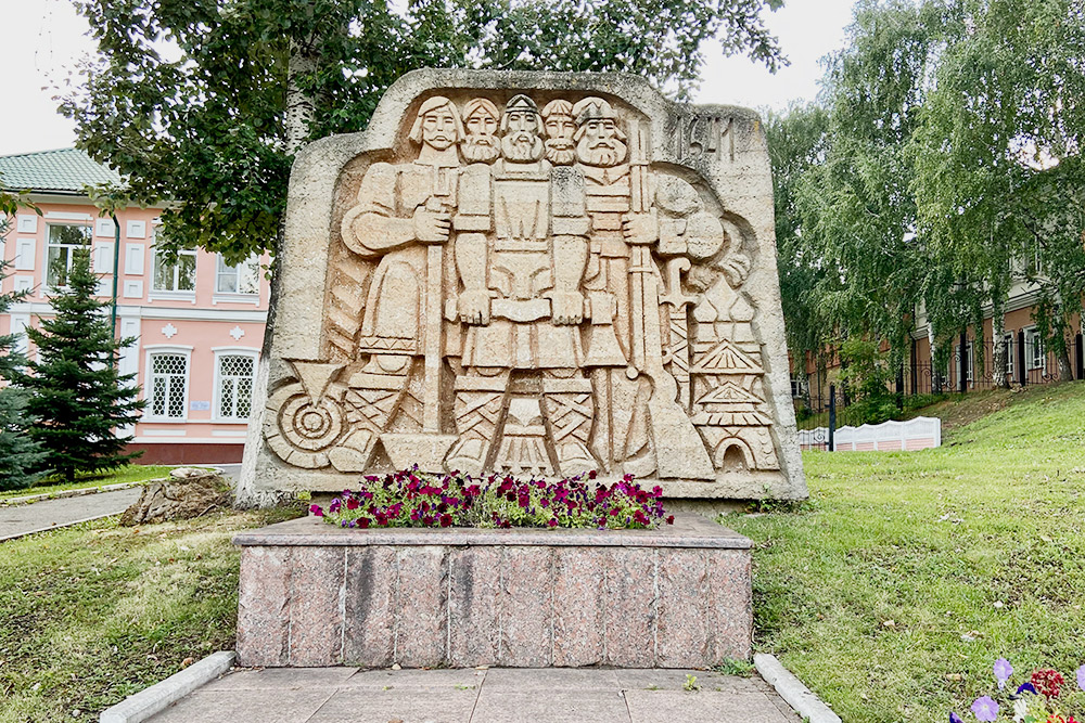 Еще на Фонтанном спуске установлен памятный знак основателям Саранска. В этом месте в 1641 году возвели сторожевую башню, которая служила границей крепостного вала и дала начало строительству города
